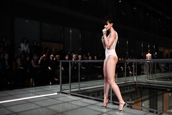 Модель во время презентации нижнего белья на модном шоу Lingerie Rocks в Париже - Sputnik Узбекистан