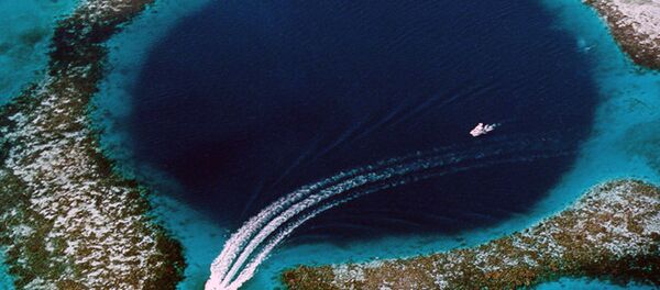 Большая голубая дыра — крупная голубая дыра, расположенная в центре Лайтхаус-Рифа, атолла в составе Белизского барьерного рифа.  - Sputnik Ўзбекистон