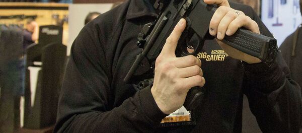 Мужчина с огнестрельным оружием Мужчина с огнестрельным оружием - Sputnik Ўзбекистон