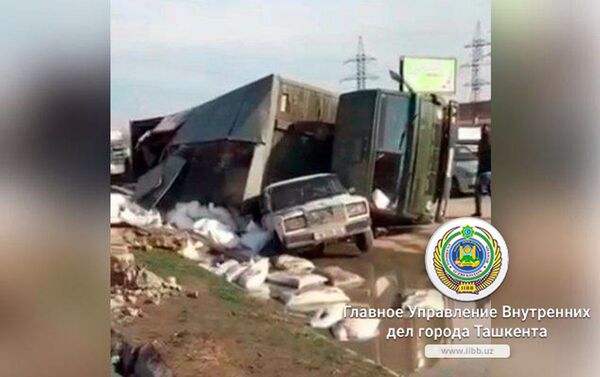 После ДТП в Яшнабадском районе у водителя КамАЗа жизнь не сахар - Sputnik Узбекистан