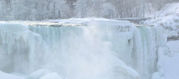Замерзшая Ниагара: знаменитый водопад превратился в лед Замерзшая Ниагара: знаменитый водопад превратился в лед - Sputnik Ўзбекистон