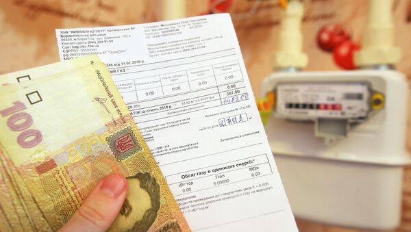 Денежные купюры Украины и квитанция за оплату коммунальных услуг - Sputnik Узбекистан