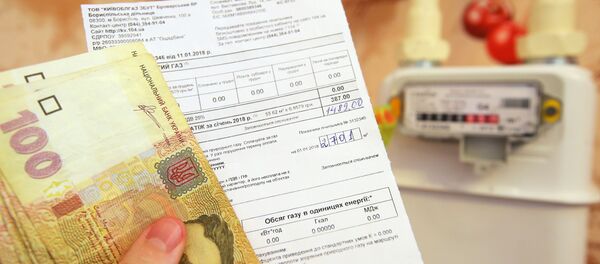 Денежные купюры Украины и квитанция за оплату коммунальных услуг - Sputnik Узбекистан