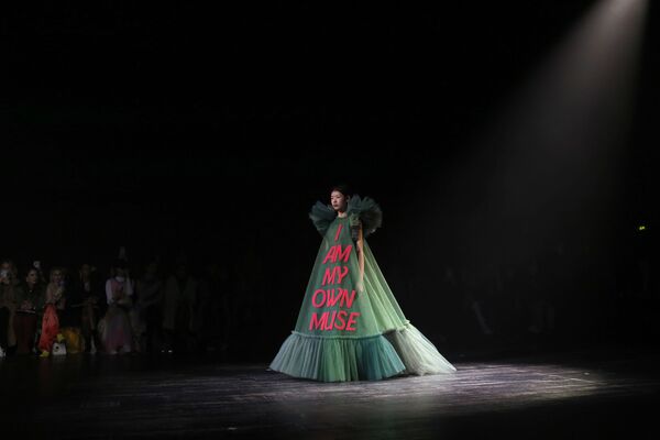 Неделя высокой моды в Париже: Viktor&Rolf - Sputnik Узбекистан