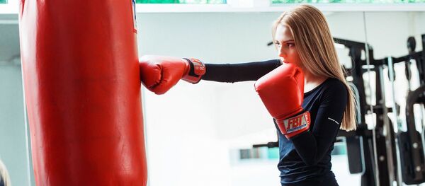 Девушка бьет грушу Девушка бьет грушу - Sputnik Ўзбекистон