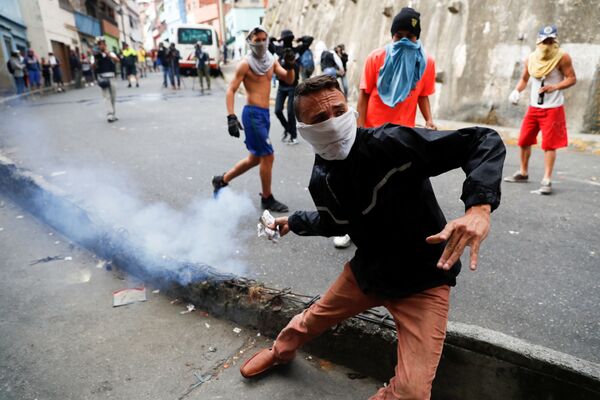 Столкновение манифестантов, поддержавших служащих Национальной гвардии, и полиции в центре Каракаса, Венесуэла, 21 января 2019 года - Sputnik Узбекистан