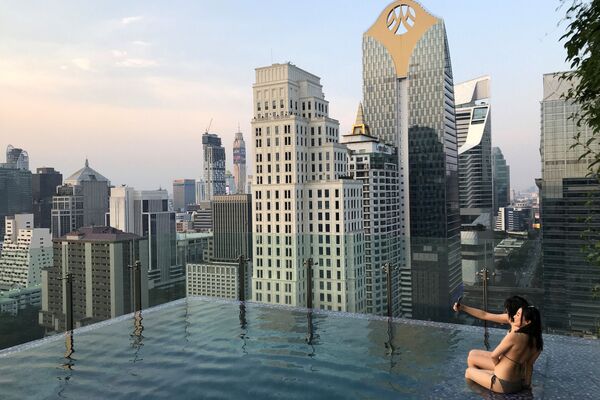 Туристы в бассейне на крыше отеля в центре Бангкока, Таиланд - Sputnik Узбекистан