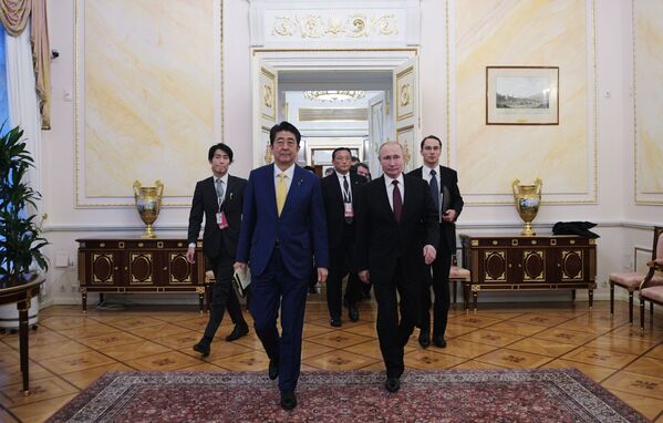 Премьер-министр Японии Синдзо Абэ и президент России Владимир Путин во время встречи в Москве - Sputnik Узбекистан