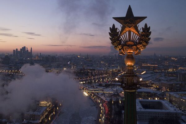 Звезда на крыше высотного здания на Котельнической набережной в Москве - Sputnik Узбекистан