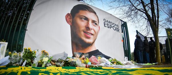 Плакат в честь пропавшего футболиста Эмилиано Сала Плакат в честь пропавшего футболиста Эмилиано Сала - Sputnik Ўзбекистон