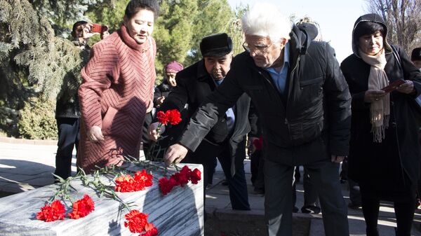 Возложение цветов в Ташкенте в честь 75-летия прорыва блокады Ленинграда - Sputnik Узбекистан