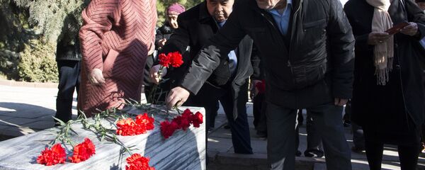 Возложение цветов в Ташкенте в честь 75-летия прорыва блокады Ленинграда - Sputnik Узбекистан