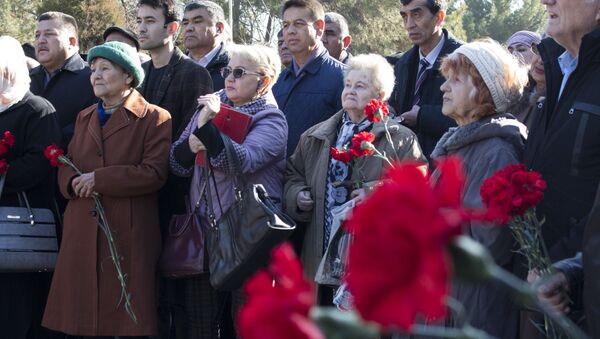 Ветераны-блокадники на церемонии возложения цветов в Ташкенте в честь 75-летия освобождения Ленинграда - Sputnik Узбекистан