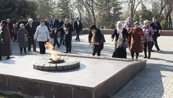 Возложение цветов к Вечному огню на Волгоградском кладбище в Ташкенте - Sputnik Узбекистан
