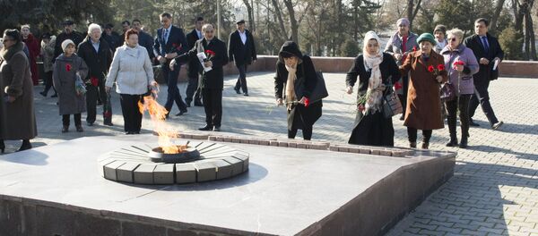 Возложение цветов к Вечному огню на Волгоградском кладбище в Ташкенте Возложение цветов к Вечному огню на Волгоградском кладбище в Ташкенте - Sputnik Узбекистан