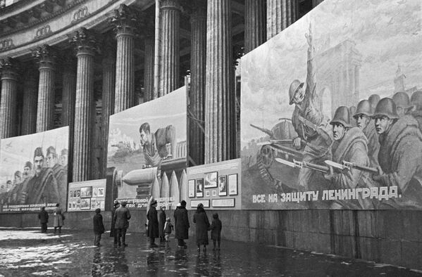 Плакаты на Казанском соборе. Ленинград октябрь 1941 года - Sputnik Узбекистан