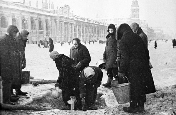 Жители блокадного Ленинграда на Невском проспекте, 1942 год - Sputnik Узбекистан