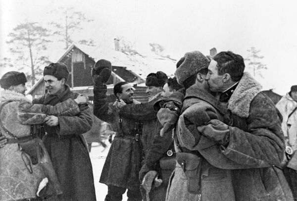 Встреча солдат Красной армии после прорыва блокады Ленинграда - Sputnik Узбекистан