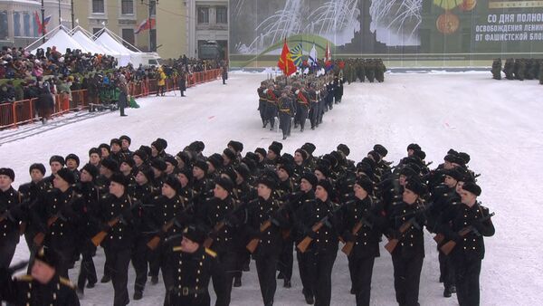 В Петербурге состоялся парад в честь 75-летия снятия блокады Ленинграда - Sputnik Узбекистан
