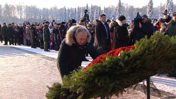 Путин возложил венок к монументу Мать-Родина в Петербурге - Sputnik Узбекистан