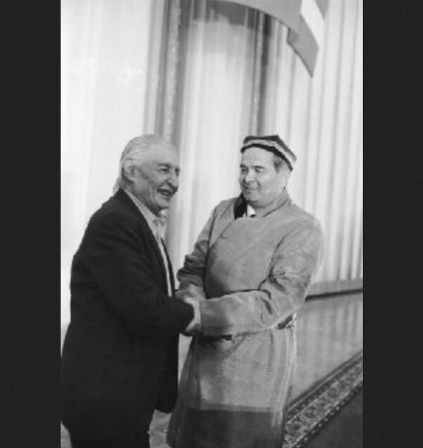 Тюбетейка, чапан и открытая улыбка: фото Каримова в первый день президентства Тюбетейка, чапан и открытая улыбка: фото Каримова в первый день президентства - Sputnik Узбекистан