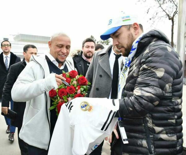 Звезда мирового футбола Роберто Карлос приехал в Ташкент - Sputnik Узбекистан