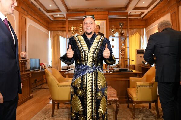 Чемпион мира забил за сборную Узбекистана: как проходит визит Роберто Карлоса - Sputnik Узбекистан