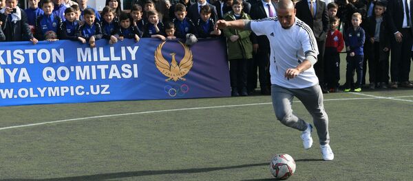 Роберто Карлос принял участие в товарищеском матче с ветеранами в Ташкенте Роберто Карлос принял участие в товарищеском матче с ветеранами в Ташкенте - Sputnik Ўзбекистон