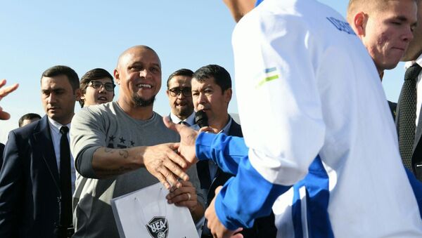 Роберто Карлос вручает памятные подарки юным узбекским футболистам в Ташкенте - Sputnik Узбекистан