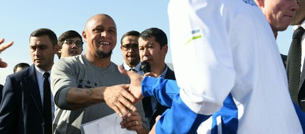 Роберто Карлос вручает памятные подарки юным узбекским футболистам в Ташкенте - Sputnik Узбекистан