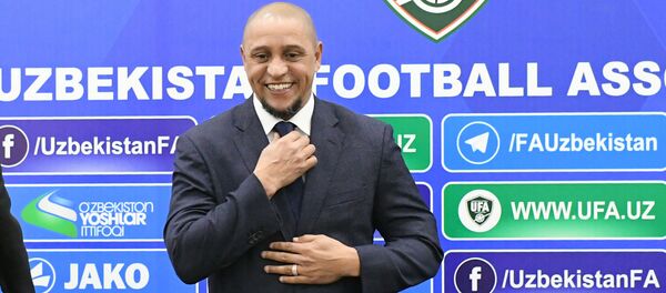 Роберто Карслос отвечает на вопросы журналистов в Ташкенте - Sputnik Узбекистан