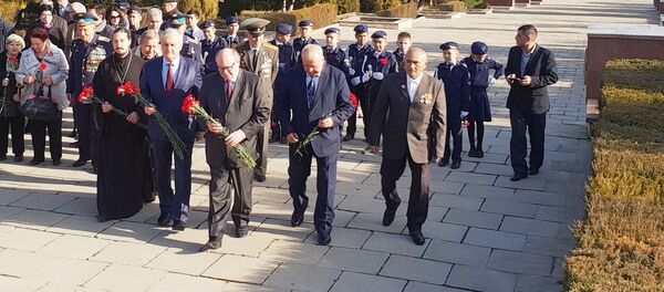 Церемония возложения цветов на Волгоградском кладбище Ташкента в честь 75-летия прорыва блокады Ленинграда Церемония возложения цветов на Волгоградском кладбище Ташкента в честь 75-летия прорыва блокады Ленинграда - Sputnik Узбекистан