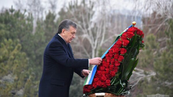 Шавкат Мирзиёев 30 января возложил цветы к подножию памятника Исламу Каримову в Ташкенте - Sputnik Узбекистан