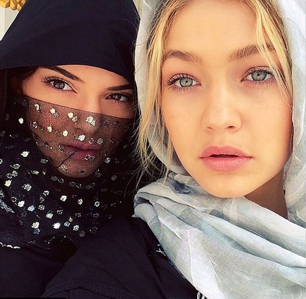 Модели Кендалл Дженнер и Джиджи Хадид в хиджабе в ОАЭ - Sputnik Узбекистан