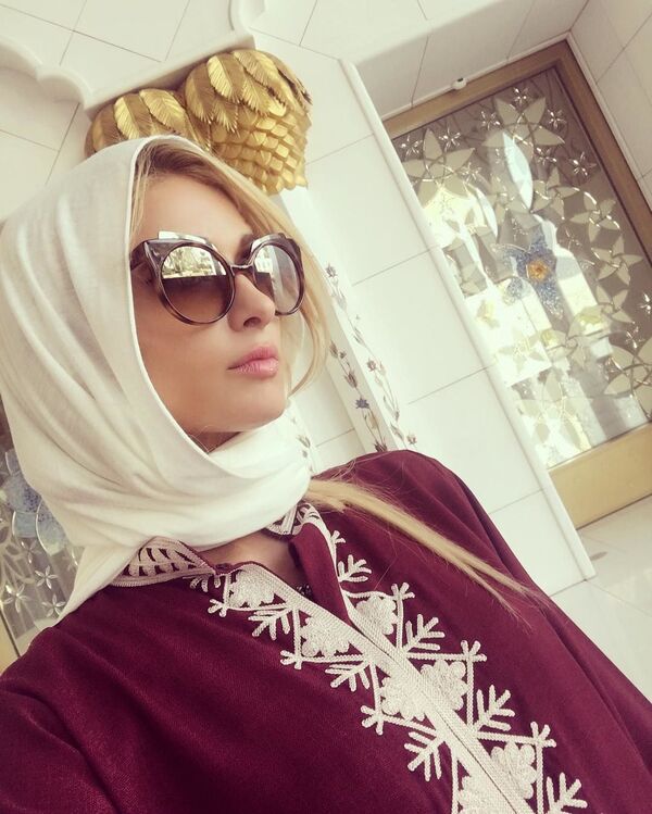 Актриса Пэрис Хилтон в хиджабе в ОАЭ - Sputnik Ўзбекистон