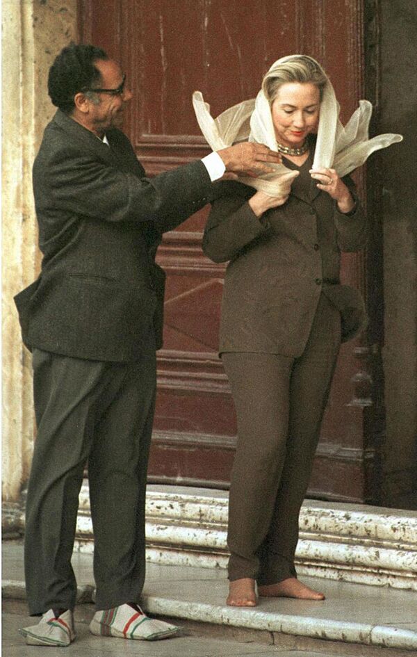 Первая леди США Хиллари Клинтон перед входом в мечеть Мухаммеда Али в Каире, Египет - Sputnik Ўзбекистон