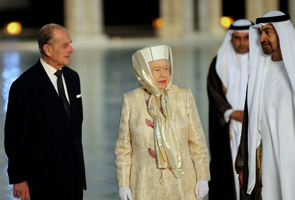 Королева Елизавета II и ее муж принц Филипп с наследным принцем Абу-Даби шейхом Мохаммедом бин Зайд аль-Нахайян у Мечети шейха Зайда - Sputnik Узбекистан