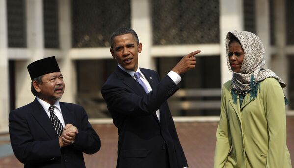 Президент США Барак Обама и первая леди Мишель Обама во время их визита в мечеть Истикляль в Джакарте, Индонезия - Sputnik Узбекистан