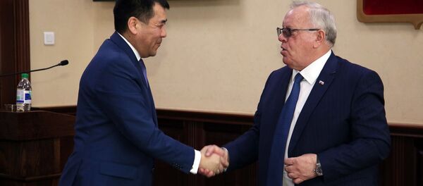 Глава Республики Алтай Александр Бердников провел рабочую встречу с генеральным консулом Республики Узбекистан в Новосибирске Юсупом Кабулжановым Глава Республики Алтай Александр Бердников провел рабочую встречу с генеральным консулом Республики Узбекистан в Новосибирске Юсупом Кабулжановым - Sputnik Узбекистан