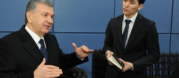 Президент Шавкат Мирзиёев ознакомился с деятельностью совместного предприятия “Mega Invest Industrial”, действующего в Фаришском районе - Sputnik Узбекистан