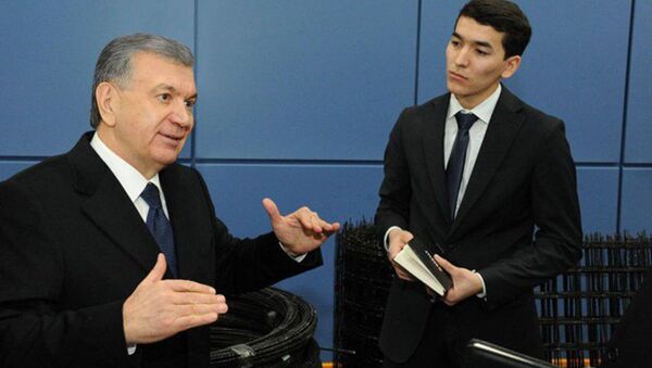 Президент Шавкат Мирзиёев ознакомился с деятельностью совместного предприятия “Mega Invest Industrial”, действующего в Фаришском районе - Sputnik Узбекистан