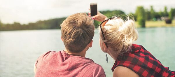 Молодая пара делает селфи - Sputnik Ўзбекистон