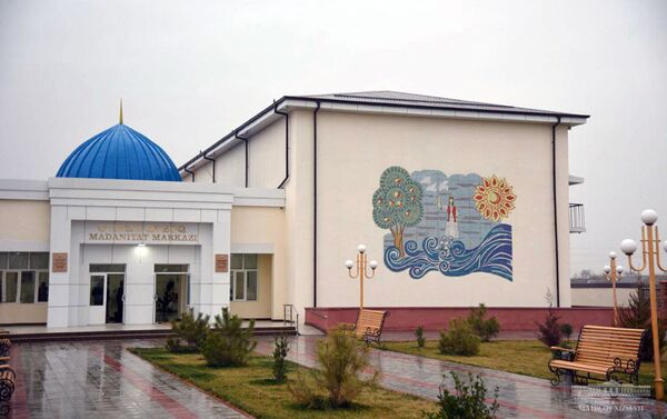 Шавкат Мирзиёев ознакомился с деятельностью Узбекско-казахского национального культурного центра в Мирзачульском районе - Sputnik Узбекистан