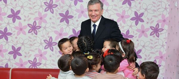 Шавкат Мирзиёев посетил детский сад в Мирзачульском районе - Sputnik Узбекистан