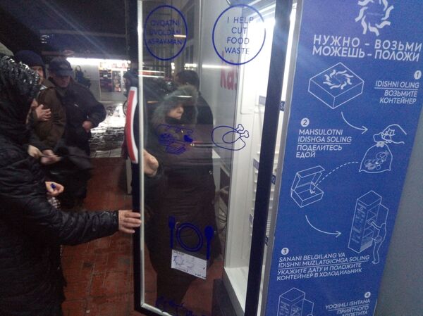 Добрый холодильник: в Ташкенте теперь можно взять бесплатные продукты Добрый холодильник: в Ташкенте теперь можно взять бесплатные продукты - Sputnik Узбекистан