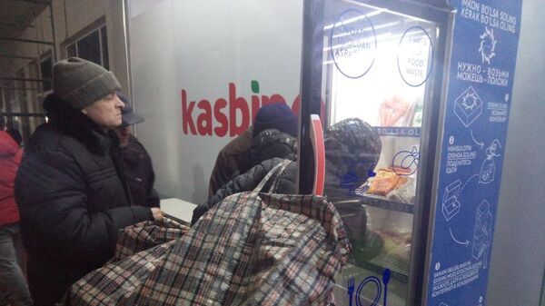 Добрый холодильник: в Ташкенте теперь можно взять бесплатные продукты - Sputnik Узбекистан