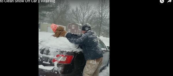 Ребенок-щетка: как отец придумал новое зимнее развлечение - Sputnik Узбекистан