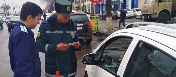 Проверка документов сотрудниками ГИБДД в Ташкенте - Sputnik Ўзбекистон