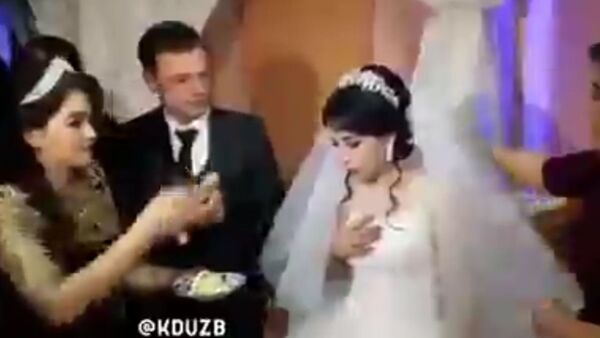 С мужем шутки плохи: жених жестоко проучил невесту на свадьбе - видео - Sputnik Ўзбекистон