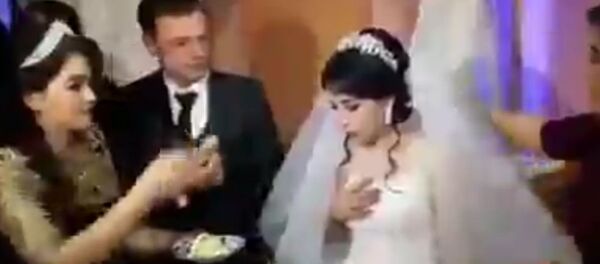 С мужем шутки плохи: жених жестоко проучил невесту на свадьбе - видео С мужем шутки плохи: жених жестоко проучил невесту на свадьбе - видео - Sputnik Ўзбекистон